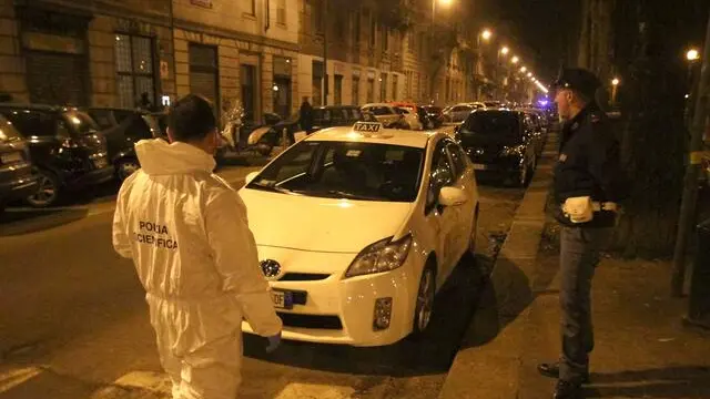 Polizia Scientifica in Via Morgagni dove il tassista Alfredo Famoso è stato aggredito da un pedone per motivi di viabilità, Milano 23 febbraio 2014. ANSA/STEFANO PORTA