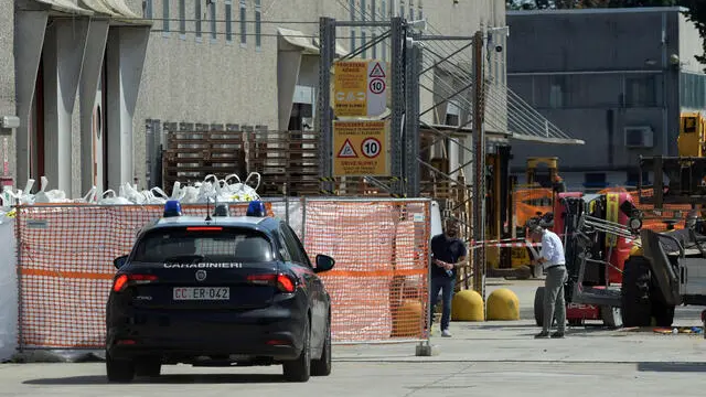 Vigili del fuoco e carabinieri nel cantiere dove un operaio è stato portato in ospedale in codice rosso dopo essere stato colpito da un altro mezzo mente si trovava nel cestello di un elevatore in via Buozzi a Liscate. 22 Luglio 2024. ANSA/ANDREA CANALI