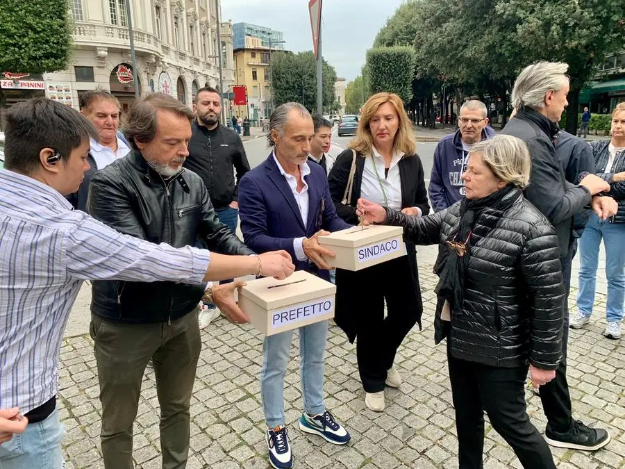 Il presidio dei commercianti in stazione