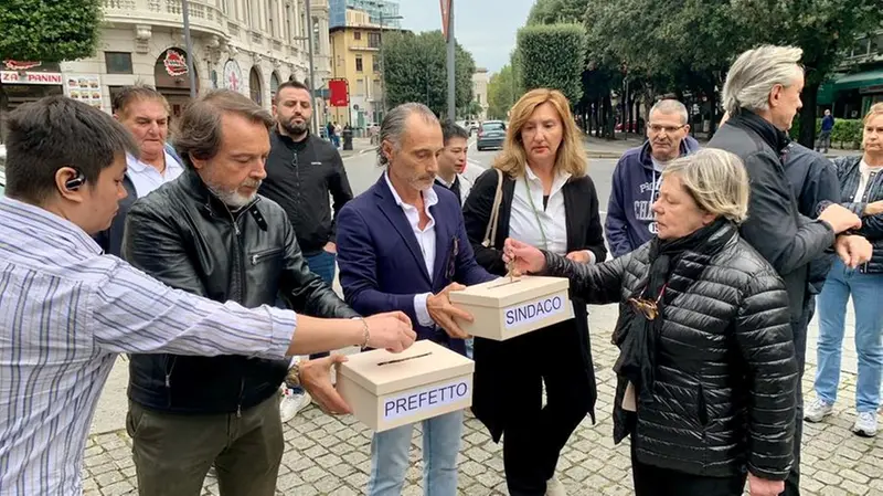 Il presidio dei commercianti in stazione