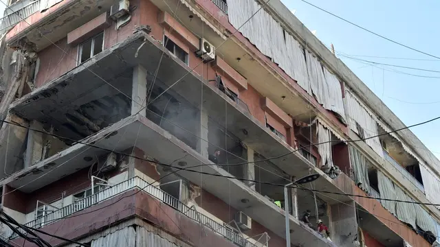 epa11622351 Rescuers work at a residential building after an Israeli military strike, in the Ghobeiry area in the southern suburb of Beirut, Lebanon, 24 September 2024. Lebanon's state media said a number of injuries has been reported after an Israeli strike targeting a six-storey residential building in the Ghobeiry area in the southern suburb of Beirut. The Israeli Defense Forces (IDF) said they conducted a 'targeted strike' in Beirut on 24 September. According to Lebanon's Ministry of Health, at least 558 people have been killed and more than 1,835 have been injured following continued airstrikes on southern Lebanese towns and villages. EPA/WAEL HAMZEH