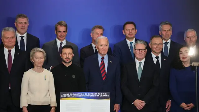 epa11625454 Polish President Andrzej Duda (4R), Ukrainian President Volodymyr Zelensky (5L), European Commission President Ursula von der Leyen (3L), British Prime Minister Keir Starmer (4L) and US President Joe Biden (6L) attend the 'Supporting Ukrainian Recovery and Reconstruction' meeting on the sidelines of the General Debate of the 79th session of the United Nations General Assembly in New York, New York, USA, 25 September 2024 (issued 26 September 2024). U.S. President Joe Biden and the leaders of 30 other countries signed a joint G7 and EU statement on the reconstruction of Ukraine during a meeting on the sidelines of the General Debate of the 79th session of the United Nations General Assembly. EPA/LESZEK SZYMANSKI POLAND OUT