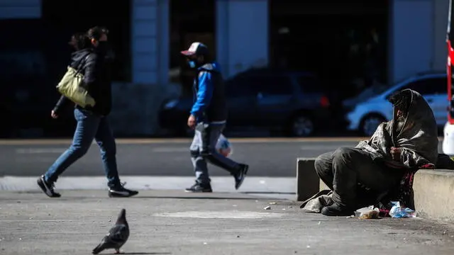 epa08615063 A homeless person sleeps in a square in Buenos Aires, Argentina, 20 August 2020. Argentina completes five months since the imposition of strong sanitary restrictions due to the COVID-19 pandemic, which have implied a hard blow to its already very weakened economy, which accumulates just over two years of deep recession and drags complex imbalances. EPA/Juan Ignacio Roncoroni