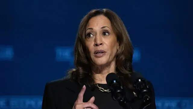 epa11624991 Democratic presidential candidate, US Vice President Kamala Harris gestures during a speech intended to outline her economic policies and philosophy at the Economic Club of Pittsburgh, in Pittsburgh, Pennsylvania, USA, 25 September 2024. EPA/DAVID MUSE