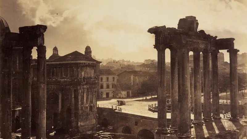 Alcune delle fotografie in mostra a Lonato