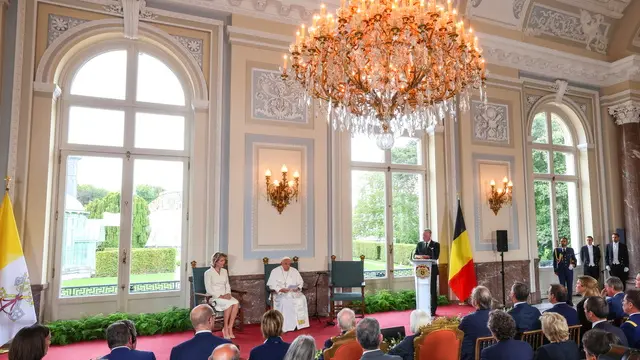 epa11627833 Pope Francis (C), alongside Queen Mathilde (C-L) and King Philippe (C-R) delivers a speech to the authorities, the constituted bodies and civil society at Castle of Laeken, the official residence of the Belgian royal family, in Laken, near Brussels, Belgium, 27 September 2024. The pontiff is in Brussels on a trip to 'the heart of Europe' to discuss the continent's role in the world. The pastoral visit to Brussels, focusing on the celebrations of the 600th anniversary of the Catholic University of Leuven in Belgium, will last until 29 September. EPA/OLIVIER HOSLET