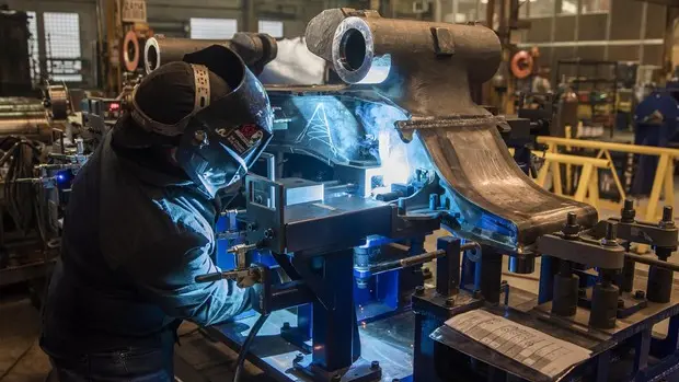 Un operaio al lavoro su un macchinario