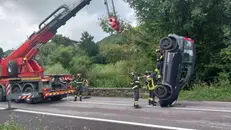 Un'auto si è ribaltata nel canale a Vestone