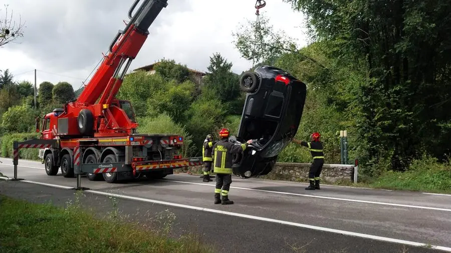 Un'auto si è ribaltata nel canale a Vestone