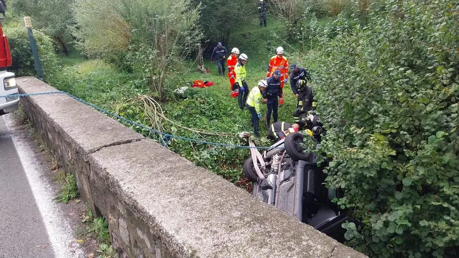 Un'auto si è ribaltata nel canale a Vestone