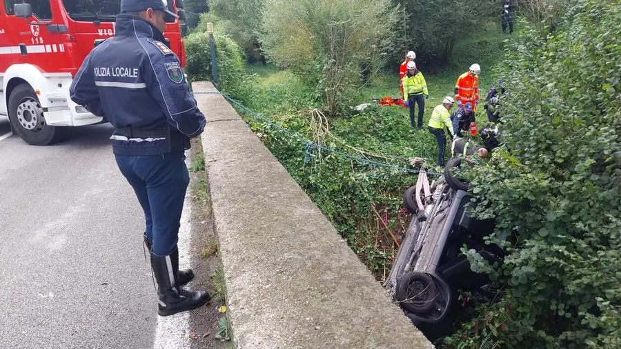 Un'auto si è ribaltata nel canale a Vestone