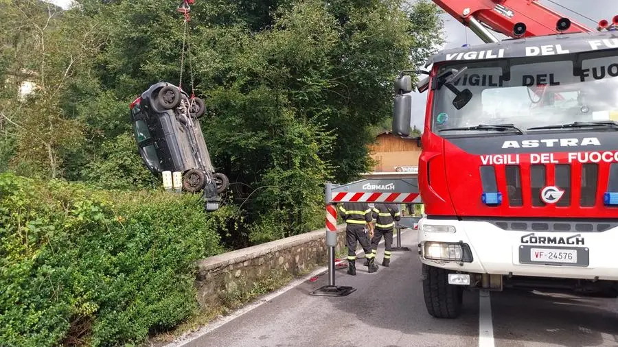 Un'auto si è ribaltata nel canale a Vestone