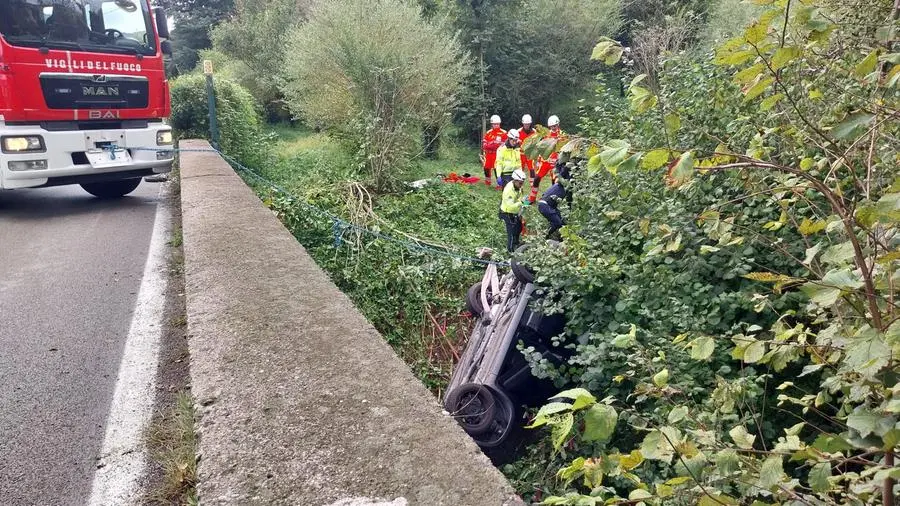 Un'auto si è ribaltata nel canale a Vestone