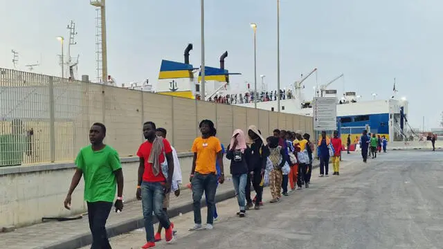 L'arrivo a Porto Empedocle (Agrigento), con il traghetto di linea Cossyra salpato ieri sera da Lampedusa, dei 190 migranti dopo la ripresa dei trasferimenti dall'hotspot della maggiore delle isole Pelagie, 19 settembre 2023. Dopo un'intera notte, trascorsa in navigazione sui posti a sedere della motonave, uomini e donne, molti dei quali giovanissimi, si sono incolonnati e hanno raggiunto l'attigua tensostruttura di Porto Empedocle, controllati dalla polizia. ANSA / CONCETTA RIZZO The arrival in Porto Empedocle, with the ferry line Cossyra sailed last night from Lampedusa, of the 190 migrants after the resumption of transfers from the hotspot of the largest of the Pelagie Islands, Porto Empedocle, near Agrigento, 19 September 2023. After an entire night, spent sailing on the seats of the motorboat, men and women, many of them very young, lined up and reached the adjacent tent of Porto Empedocle, controlled by the police. ANSA / CONCETTA RIZZO