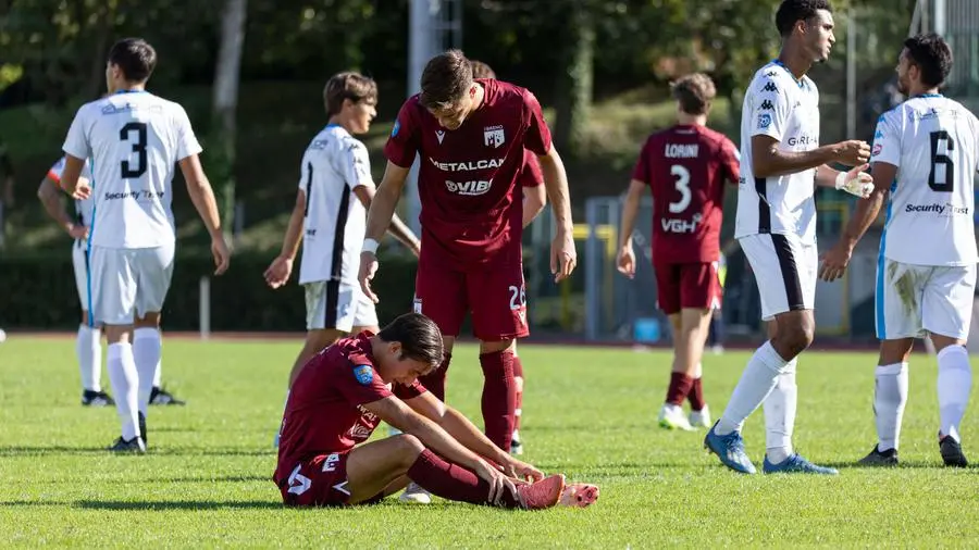 SPORT CALCIO SERIE D DESENZANO BRENO NELLA FOTO FALLO SU GUERINI CHE REGALA IL RIGORE AL BRENO scaroni@newreporter