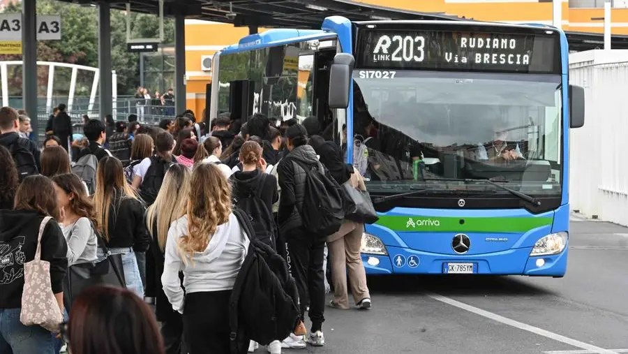 Corse saltate e mezzi troppo pieni sulle linee scolastiche - Foto Marco Ortogni/Neg © www.giornaledibrescia.it