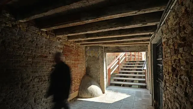 Una delle antiche porte di accesso al campo del Ghetto, nel sestiere di Cannaregio. Il 29 marzo 2016 sarà il cinquecentesimo anniversario della fondazione del ghetto . ANSA/ANDREA MEROLA