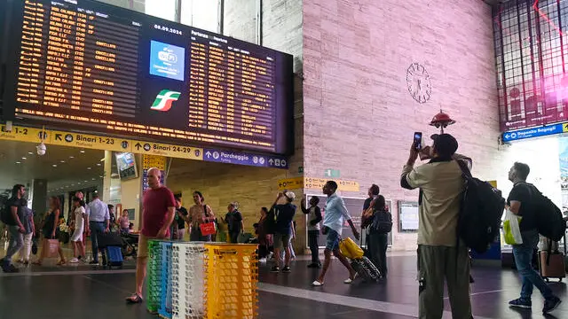 Ritardi, treni cancellati e disagi per i viaggiatori alla Stazione Termini per lo sciopero nazionale del personale del gruppo Fs, Trenitalia, Trenitalia Tper e Trenord, Roma, 8 settembre 2024. ANSA/RICCARDO ANTIMIANI