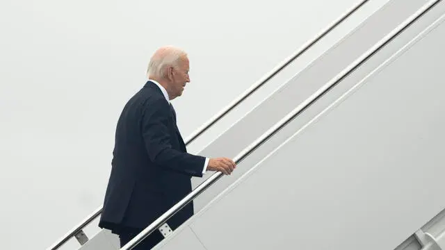 epa11628684 US President Joe Biden boards Air Force One at Joint Base Andrews military facility in Prince George's County, Maryland, USA, 27 September 2024, en route to Scranton, Pennsylvania to pay respects to the family of a longtime friend. EPA/CHRIS KLEPONIS / POOL