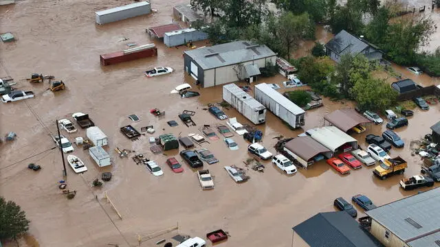 epa11632807 Flooding caused by the storm that started as Hurricane Helene covering streets in Asheville, North Carolina, USA, 27 September 2024 (issued 29 September 2024). Many parts of the southeastern portion of the United States, including western North Carolina and Tennessee, have been affected by the heavy rains and wind brought by the storm, which has killed at least 64 people. EPA/BILLY BOWLING