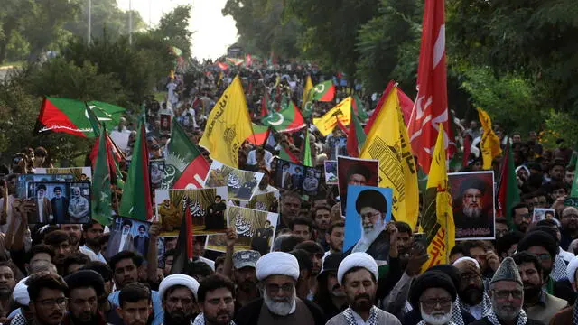 epa11632342 Supporters of Shi'ite Muslims organization Majlis-e-Wahdat-e-Muslameen (MWM), hold pictures of late Hezbollah leader Hassan Nasrallah, during an anti-Israel protest in Islamabad, Pakistan, 29 September 2024. The Israeli army (Tsahal) said on 28 September 2024 on X (formerly Twitter) that Hezbollah leader Hassan Nasrallah was killed in an overnight strike on Beirut. Hezbollah confirmed the death of Nasrallah in a statement on 28 September 2024. EPA/SOHAIL SHAHZAD