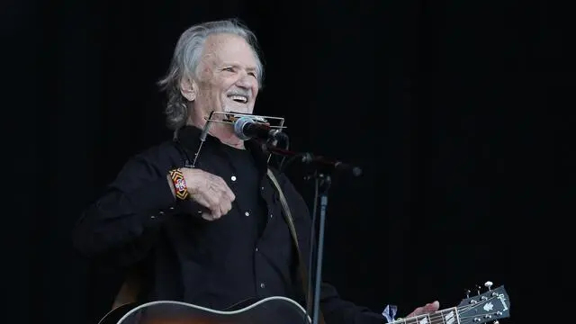 epa06045949 US actor and singer Kris Kristofferson performs at the Glastonbury Festival of Contemporary Performing Arts 2017 at Worthy Farm, near Pilton, Somerset, Britain, 23 June 2017. The outdoor festival runs from 21 to 25 June. EPA/NIGEL RODDIS