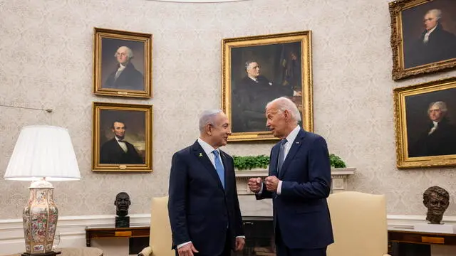 epa11496053 Israeli Prime Minister Benjamin Netanyahu (L) speaks with US President Joe Biden during a bilateral meeting in the Oval Office at the White House, in Washington, DC, USA, 25 July 2024. US President Joe Biden hosts Israeli Prime Minister Netanyahu the day after Netanyahu delivered an address to a joint meeting of the US Congress. EPA/SAMUEL CORUM / POOL