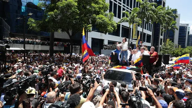 epa11569661 Venezuelan opposition leader Maria Corina Machado (C) gives a speech to supporters at a rally in Caracas, Venezuela, 28 August 2024. Machado said that 'not a single democratic government in the world has recognized' the re-election of Nicolas Maduro, whose victory in the July 28 presidential election she considers a 'fraud', as does a large part of the international community. EPA/RONALD PENA