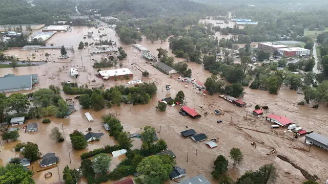 epa11632804 Flooding caused by the storm that started as Hurricane Helene covering streets in Asheville, North Carolina, USA, 27 September 2024 (issued 29 September 2024). Many parts of the southeastern portion of the United States, including western North Carolina and Tennessee, have been affected by the heavy rains and wind brought by the storm, which has killed at least 64 people. EPA/BILLY BOWLING