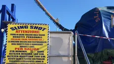 Un'immagine del luna park di San Benedetto del Tronto dove ieri sera è morta una giovane mamma di 27 anni, Francesca Galazzo, precipitata da uno dei giochi, lo 'Sling Shop', dove era salita con un'amica, 15 luglio 2017. Si tratta di una 'capsula gravitazionale' dove possono entrare due persone. La struttura è stata posta sotto sequestro. ANSA/GIUSEPPE ERCOLI