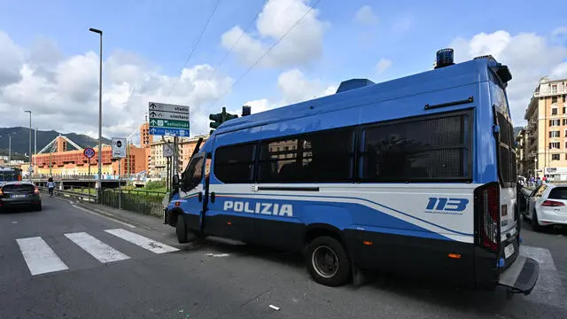 Tafferugli tra tifosi di Genoa e Sampdoria prima del derby di Coppa Italia non lontano dallo stadio Luigi Ferraris. La Polizia controlla i punt strategici intorno allo stadio. Genova, 25 settembre 2024. ANSA/LUCA ZENNARO