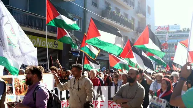 E' iniziata con un minuto di silenzio chiesto dagli organizzatori per il leader di Hezbollah Hassan Nasrallah, ucciso in Libano, "e tutti i martiri" l'ormai consueta manifestazione milanese pro Palestina che si tiene ogni sabato in un luogo diverso dallo scoppio del conflitto nello scorso ottobre, 28 settembre 2024. ANSA/PAOLO SALMOIRAGO