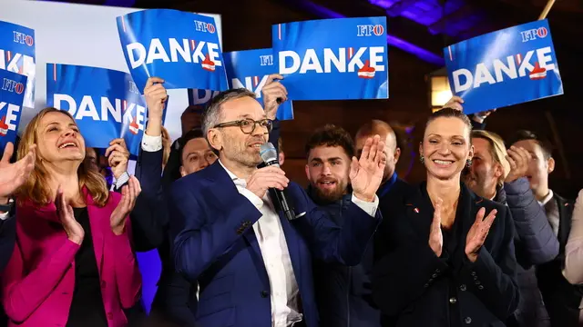 epa11632974 Chairman and top candidate of the Freedom Party of Austria (FPOe) Herbert Kickl (C) celebrates during FPOe election event after parliamentary elections in Vienna, Austria, 29 September 2024. Austria's far-right Freedom Party is heading for an unprecedented general election victory under leader Herbert Kickl, according to projections. EPA/FILIP SINGER