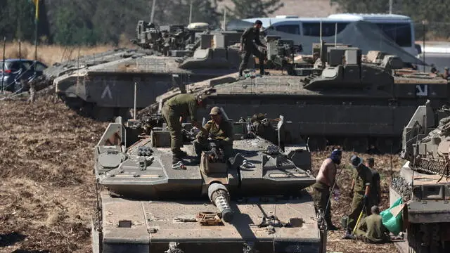 epa11630007 Israeli soldiers man tanks at a gathering point in northern Israel, 28 September 2024. The Israeli army (Tsahal) said on 28 September that military forces continue to strike infrastructure sites of the Hezbollah organization in Lebanon. The army struck over 140 Hezbollah targets since midnight 28 September, including launchers aimed at Israeli civilians, and buildings in which weapons were stored, the report said. Hezbollah leader Hassan Nasrallah was killed in an overnight strike on Beirut, the Hezbollah and Tsahal confirmed in statements on 28 September 2024. EPA/ATEF SAFADI