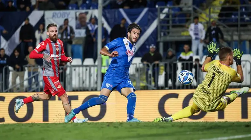 Il gol di Gennaro Borrelli contro la Cremonese - Foto New Reporter Comincini © www.giornaledibrescia.it