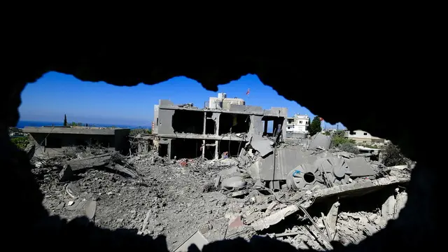 epaselect epa11625773 People inspect damaged buildings after Israeli raids on 25 September, in Saksakiyeh, southern Lebanon, 26 September2024. According to Lebanon's Ministry of Health, at least 558 people have been killed and more than 1,835 have been injured in the Israeli military strikes. The Israeli Army (Tsahal) announced on 21 September that they were striking targets belonging to Hezbollah in Lebanon. EPA/STRINGER