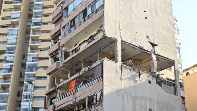 epa11633315 A damaged building following overnight Israeli strikes in the Cola area of Beirut, Lebanon, 30 September 2024. The Popular Front for the Liberation of Palestine (PFLP) confirmed that three of its leaders were killed in the strike of an apartment building in Cola at dawn on 30 September.