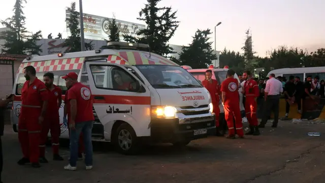 epa11624230 Ambulances and Syrian Red Crescent volunteers wait at the Masnaa Border Crossing with Lebanon, as people who fled from southern Lebanon following Israeli military strikes in recent days arrive at Jdeidat Yabous, Syria, 25 September 2024. According to Lebanon's Ministry of Health, at least 558 people have been killed, and more than 1,835 have been injured following continued Israeli airstrikes on southern Lebanese towns and villages. EPA/STR