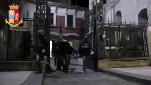 Un fermo immagine tratto da un video della polizia di Messina, 4 maggio 2021: La Polizia di Messina sta eseguendo decine di misure cautelari nei confronti degli appartenenti a due organizzazioni criminali di trafficanti di droga attive nel rione di Giostra, in passato teatro di una guerra tra i clan degli Arrigo e dei Bonanno per il controllo del territorio e del mercato degli stupefacenti. Le indagini, condotte dalla Squadra mobile diretta da Antonio Sfameni e coordinate dalla Dda guidata da Maurizio De Lucia, hanno consentito di far luce anche su una serie di tentati omicidi avvenuti proprio per contrasti nel mondo del traffico e dello spaccio di droga. Nel blitz sono stati impegnati 350 uomini di Polizia. ANSA/POLIZIA EDITORIAL USE ONLY NO SALES