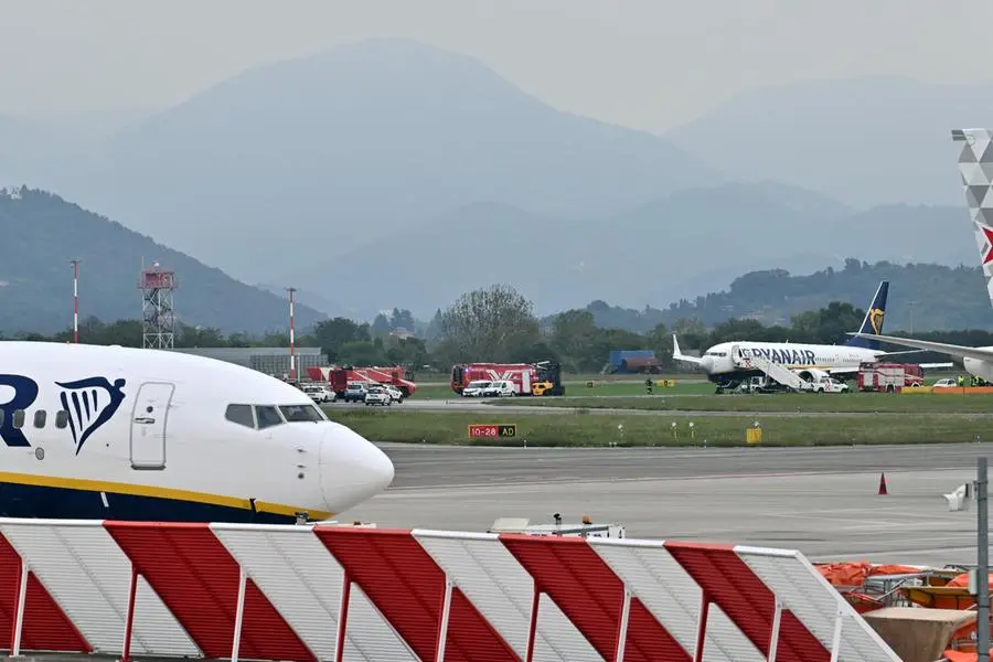 Scoppia pneumatico a Orio, scalo nel caos