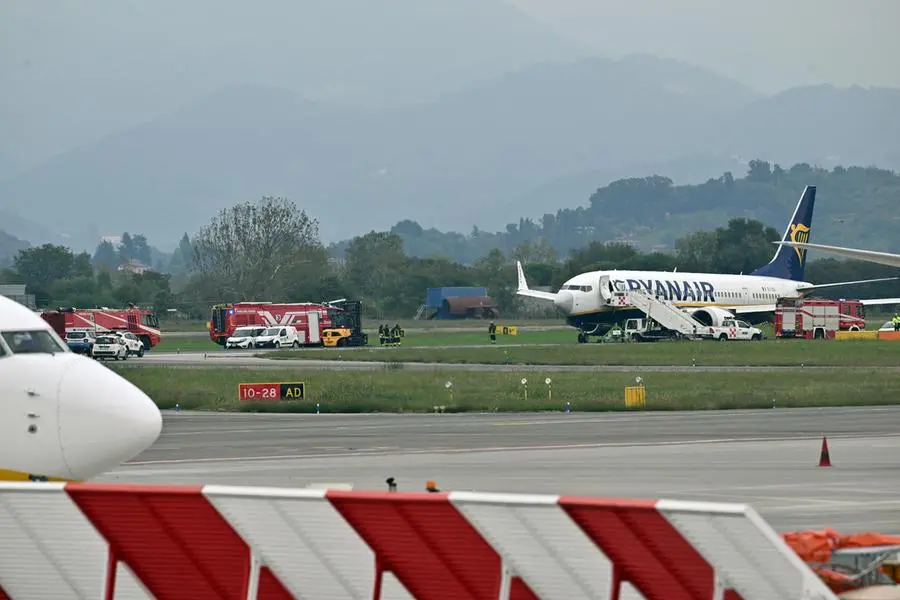 Scoppia pneumatico a Orio, scalo nel caos