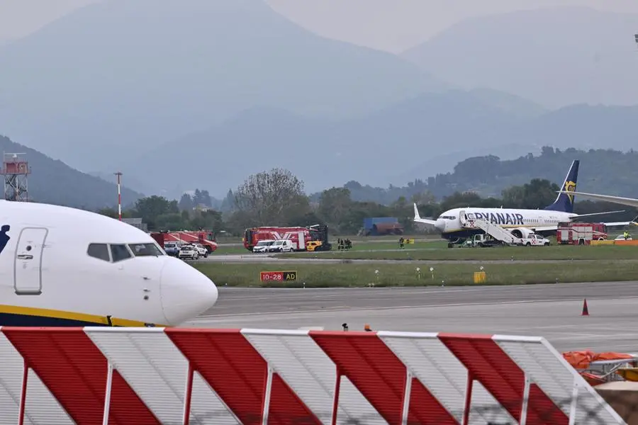 Scoppia pneumatico a Orio, scalo nel caos