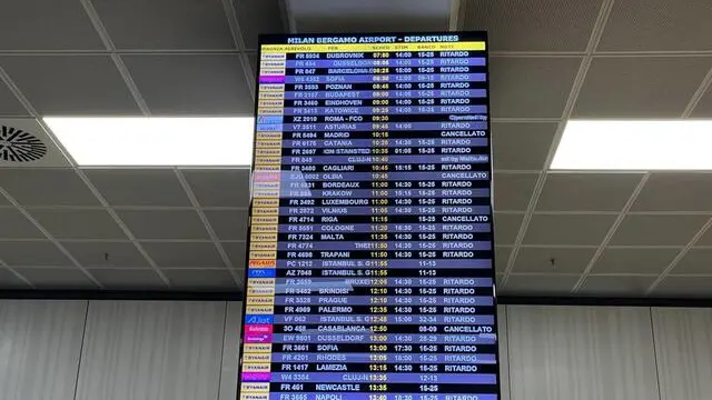 La schermata delle partenze e e degli arrivi momentaneamente sospesi all'aeroporto di Orio al Serio, dopo che stamattina un volo Ryanair proveniente da Barcellona, appena atterrato, ha registrato lo scoppio di uno pneumatico, 1 ottobre 2024. // The suspended departures and arrivals screen after a Ryanair flight from Barcelona this morning, which had just landed, suffered a tire blowout, in Bergamo, Italy, 1 October 2024. ANSA/ MICHELE MARAVIGLIA