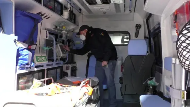 Polizia Bari ambulanza Covid