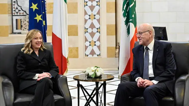 epa11247151 Lebanese caretaker Prime Minister Najib Mikati (R) meets with Italian Prime Minister Giorgia Meloni (L) at the Government Palace in Beirut, Lebanon, 27 March 2024. Meloni is on a two-day visit to Lebanon, where she will meet Lebanese officials and visit Italian troops working with the United Nations Interim Force in Lebanon (UNIFIL). EPA/WAEL HAMZEH