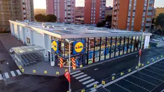 L'esterno di un supermercato Lidl