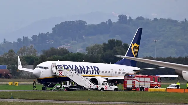 epa11634996 The plane of Ryanair flight FR846 coming from Barcelona El Prat, on the runway of Orio al Serio airport, in Bergamo, Italy, 01 October 2024. Departures and arrivals are temporarily suspended at Orio al Serio airport after a morning Ryanair flight from Barcelona suffered a tire burst, the Sacbo company managing the airport said. No one was injured in the accident. EPA/MICHELE MARAVIGLIA