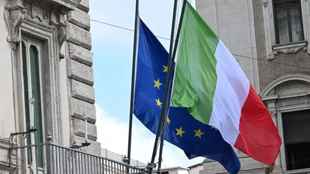 Le bandiere esposte sul balcone d'angolo di Palazzo Chigi per il Consiglio dei Ministri, Roma 27 settembre 2024. ANSA/MAURIZIO BRAMBATTI