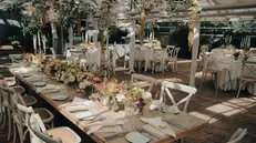 Il wedding planner si assicura che il matrimonio sia perfetto