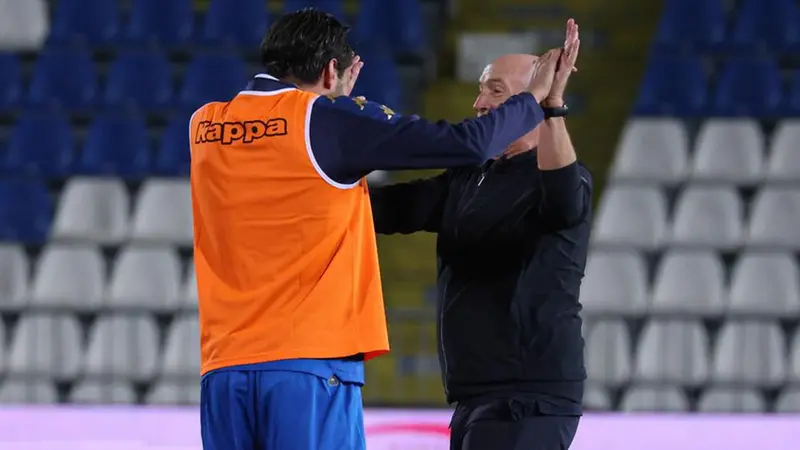 L'abbraccio tra Maran e Borrelli - Foto New Reporter © www.giornaledibrescia.it